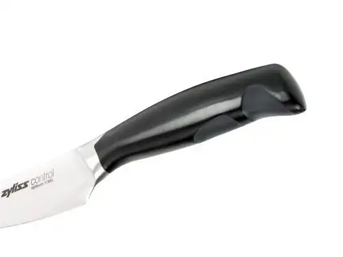 <br /><hr><br /><p>Всички ножове са изработени от висококачествена немска неръждаема стомана, която осигурява перфектни резултати при рязане. <br />Ножовете от серия <strong>ZYLISS CONTROL</strong> са проектирани така, че да отговарят на различните стилове на рязане - стандартно нарязване или нарязване чрез люлеене с две ръце. <br />Специално проектираната зона на върха на острието е предназначена за лесно и контролирано "люлеене" при рязане с две ръце, а другата зона / при дръжката / подсигурява комфорт на палеца / показалеца при рязане.</p><p><img src="{{media url="/rock_1_.png"}}" alt="" width="300" />  <img src="{{media url="/10557.jpg"}}" alt="" width="300" /></p><p> <img src="{{media url="/grip.png"}}" alt="" width="300" /></p><p>Дръжката е с антибактериална защита, с ергономична форма и специални антиплъзгащи зони.<br /> <img src="{{media url="/10554.jpg"}}" alt="" width="300" />                 <object width="600" height="350" data="https://www.youtube.com/v/B0eW85yClRw&t" type="application/x-shockwave-flash"><param name="data" value="https://www.youtube.com/v/B0eW85yClRw&t" /><param name="src" value="https://www.youtube.com/v/B0eW85yClRw&t" /></object></p><p><object width="600" height="350" data="https://www.youtube.com/v/s6QkpIj84l4" type="application/x-shockwave-flash"><param name="data" value="https://www.youtube.com/v/s6QkpIj84l4" /><param name="src" value="https://www.youtube.com/v/s6QkpIj84l4" /></object></p>