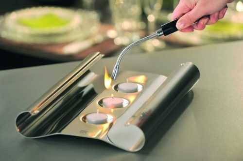 <br /><hr><br />Запалка с гъвкава тръба за пламък удобство за палене на свещи и свещници недостъпни за обикновена запалка. Напълнете с газ преди първоначална употреба.