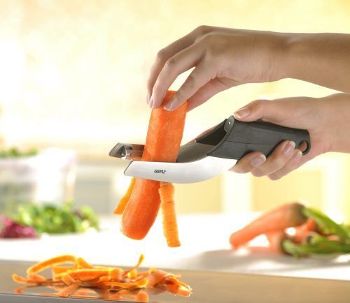 <br /><hr><br /><ul><li>Двойна белачка с ергономична дръжка Ви позволява да работите по-ефективно благодарение на противоположни извити остриета, изработени от висок клас японско стоманено острие. </li><li>Обелете зеленчуци като моркови, краставици и аспержи.</li></ul>