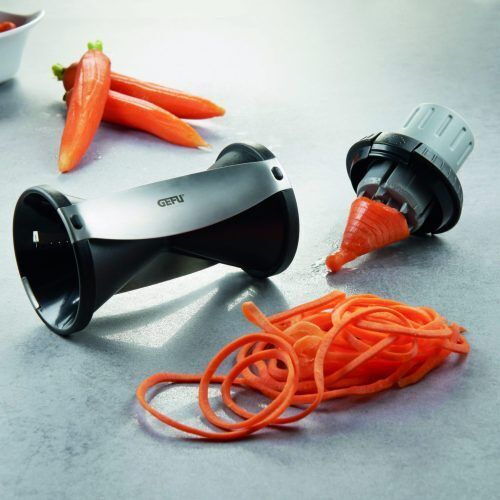 <br /><hr><br /><ul><li>С този уред може да създавате дълги, тънки ивици от моркови, репички, краставици и всякакви други твърди зеленчуци. </li><li>Спирали или жулиени с размер 2х3 мм или 3,5х5 мм са идеални за приготвянето на разлчини ястия и салати. </li><li>Подходящ за зеленчуци с диаметър 20-54 мм. </li><li>Остриетата са изработени от специална и здрава японска стомана. </li><li>Комбинацията от висококачествена пластмаса и неръждаема стомана гарантира лесно почистване  на уреда, и в съдомиялна машина. </li><li>Включен държач-предпазител за максимално и ефективно използване на зеленчуците.</li></ul><p> </p><ul></ul><p><object width="600" height="350" data="https://www.youtube.com/v/hjr9S9x5jCY" type="application/x-shockwave-flash"><param name="data" value="https://www.youtube.com/v/hjr9S9x5jCY" /><param name="src" value="https://www.youtube.com/v/hjr9S9x5jCY" /></object></p><ul></ul>