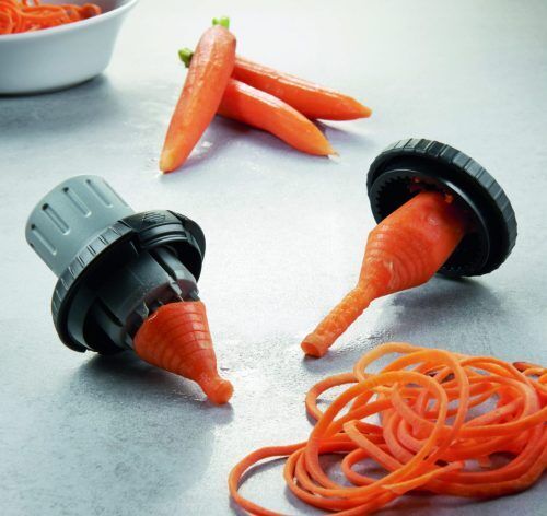 <br /><hr><br /><ul><li>С този уред може да създавате дълги, тънки ивици от моркови, репички, краставици и всякакви други твърди зеленчуци. </li><li>Спирали или жулиени с размер 2х3 мм или 3,5х5 мм са идеални за приготвянето на разлчини ястия и салати. </li><li>Подходящ за зеленчуци с диаметър 20-54 мм. </li><li>Остриетата са изработени от специална и здрава японска стомана. </li><li>Комбинацията от висококачествена пластмаса и неръждаема стомана гарантира лесно почистване  на уреда, и в съдомиялна машина. </li><li>Включен държач-предпазител за максимално и ефективно използване на зеленчуците.</li></ul><p> </p><ul></ul><p><object width="600" height="350" data="https://www.youtube.com/v/hjr9S9x5jCY" type="application/x-shockwave-flash"><param name="data" value="https://www.youtube.com/v/hjr9S9x5jCY" /><param name="src" value="https://www.youtube.com/v/hjr9S9x5jCY" /></object></p><ul></ul>
