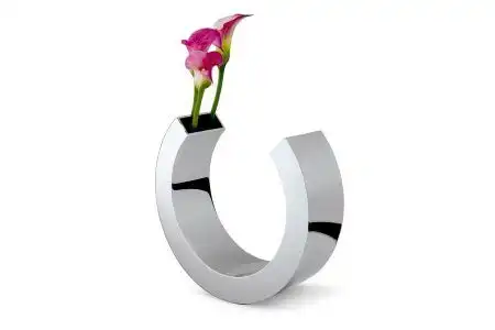 <p><strong><span style="font-size: large;">Ваза "OMEGA"</span></strong>
<p>•Материал: полирана стомана
<p>•Диаметър: 27 см
<p><strong>Дизайнер: Leon Win</strong><br />Марка: PHILIPPI <br />Модел: PH 149001<br />Доставка: 2-4 работни дни<br />Гаранция: 2 години