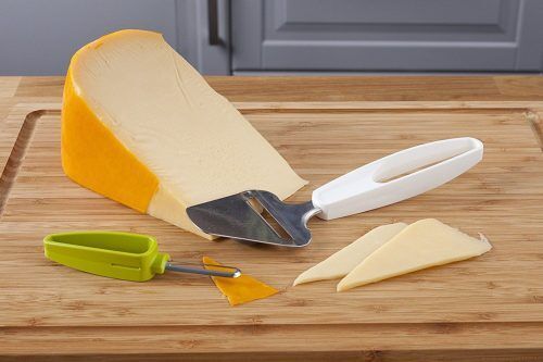 <br /><hr><br /><p>Без значение дали приготвяте плато сирена, коктейлни сандвичи или просто закуската у дома, нарязването на най-меките сирена, без да се накъсат, изисква умения и специален прибор.</p><p>Подготовката на сиренето е безопасно и лесно с комбинирания прибор на Tomorrow`s Kitchen. Използвайте прибора за почистване, за да отстраните кората на сиренето. След това просто плъзнете острието на ножа по повърхността на сиренето и идеална по форма филийка от него ще остане върху плоската му част. Дали след това ще се озове върху плато до други сирена, върху брускета или върху сандвича на малчугана в къщи, зависи изцяло от Вас.</p><p>А прибора за почистване приберете с дръжката на ножа.</p><p>Кухненските аксесоари от серията +TOOL`S са с дизайн 2 в 1. Те са иновативно решение в света на кулинарните инструменти и са истинско предимство за всяка кухня. Всеки от десетте продукта от серията има допълнителен аксесоар в дръжката, който допълва и улеснява подготовката на храна.</p><p>Елегантни и практични, приборите от серия +TOOL`S са подходящи за всеки интериор и могат да бъдат чудесен завършек на всяка кухня.</p>