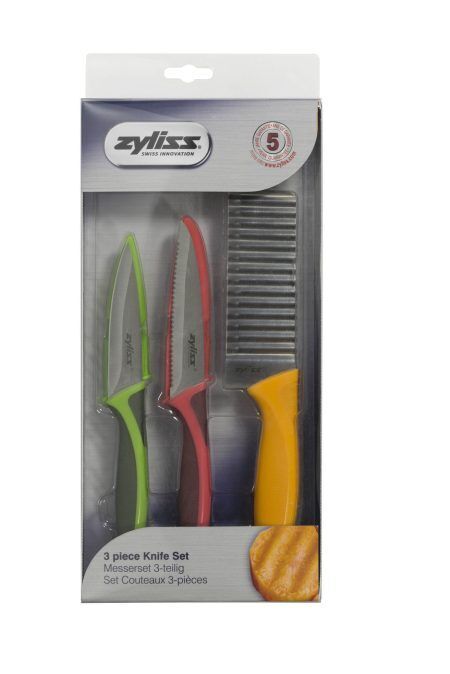 <p><strong>ZYLISS Комплект от 3 кухненски ножа</strong></p>
<p><strong>• Материал: Стомана, пластмаса<br />• Комплектът съдържа:<br /></strong><strong> - Кухненски нож за зеленчуци и плодове: </strong>9 см - зелена дръжка<br /><strong> - Кухненски нож с назъбенo острие:</strong> 10 см - червена дръжка<br /><strong> - Кухненски нож за декорация: </strong>12 см - оранжева дръжка<br /><strong>Производител: ZYLISS / Швейцария </strong></p><br />Марка: ZYLISS <br />Модел: ZYLISS 920130<br />Доставка: 2-4 работни дни<br />Гаранция: 2 години