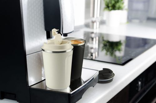 <br /><hr><br />Това, което прави тази чаша уникална, е компактният размер, който лесно се побира под машините за кафе, както и в стандартен държач за чаши (за кола). Чашата има двойни изолирани с вакуум стени и ще запази кафето, горещия шоколад или чая горещо за 12.часа.
Матовото покритие и вдлъбнатите страни Ви гарантират удобство при носене и комфорт когато пиете от чашата.
Лесно свалящ се капак с уплътнение, гарантиращо невъзможност от разливане.
