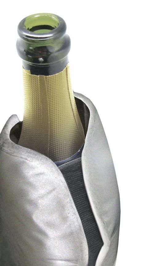 <br /><hr><br /><p><span>Въпросът за охлаждането на бялото вино, розето и пенливото вино (шампанско)  никога не е будел спорове. Въпросът е как да се поддържа необходимата температура през цялата вечер?</span></p><p>Охладителят с гел на испанската компания Vin Bouquet е модерен продукт със стилен дизайн.</p><p>Изключително практичен и много удобен за използване. Замразявате във фризера и поставяте бутилката в него. Той е еластичен и свободно се адаптира към формата ѝ. Подходящ за бутилка шампанско, вино, бира, вода и др.  </p><p>Това е отличен начин да се поддържа температурата на всяка бутилка.</p>
