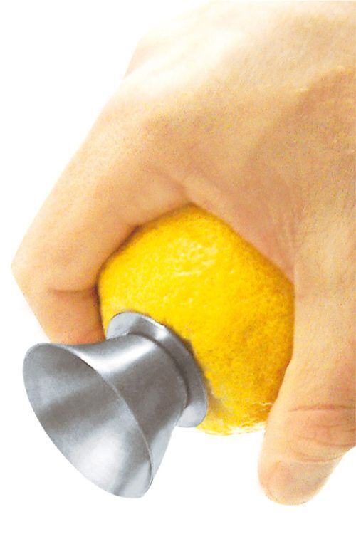 <br /><hr><br /><p>Овкусете любимите си салати, ястия и коктейли директно от плода!</p><p>Модерен и много полезен уред за изстискване на лимон, лайм и др. Този спрей извлича пресен сок от всеки цитрусов плод. Леко размачкайте плода, за да извлечете по-лесно сок от него. Срежете му върха и с въртеливи движения завийте спрея в сърцевината му.</p><p>Спреят за цитруси е идеален за овкусяване и ароматизиране на коктейли, салати, риби, меса, за натурално ароматизиране на сладкарски изделия, представлявайки един функционален и незаменим аксесоар за абсолютно всяка кухня.</p>