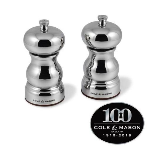 <br /><hr><br /><p>Присъединете се към 100 – годишния юбилей на Cole & Mason с комплект мелници с традиционен дизайн, проектирани да отразяват 100 години превъзходно качество и стил.</p><p>Проектиран да отразява стогодишнината на COLE&MASON, този класически сет от мелници за сол и пипер включва най-добрите качества, които марката предлага през последните 100 години. Комбинацията от високо качество, изработването от най-добрите материали и класическия дизайн, прави комплектът мелници за сол и пипер от неръждаема стомана KNIGHTSBRIDGE олицетворение на елегантността на COLE&MASON. Опаковани в красива кутия за подаръци, те са идеален подарък за любим човек. Традиционно оформено дървено тяло от бук, покрито с неръждаема стомана, която е полирана за постигане на висок блясък. Това наистина е елегантно бижу, което е задължително за всяка маса за хранене.</p><p>Мелниците разполагат с механизъм от закалена въглеродна стомана (за мелницата за пипер) и усъвършенстван керамичен механизъм (за мелницата за сол). Механизмът Cole & Mason Precision не смачква зърната черен пипер, а ги стрива, за да освободи максималното количество аромати при всяко завъртане. Препоръчваме да използвате висококачествен черен пипер и едра каменна сол във всички мелници "COLE & MASON" . Устойчивите качества на тези механизми гарантират, че винаги ще получавате отличен резултат.</p><p>За да почистите, избършете с влажна кърпа и използвайте чиста кърпа, за да подсушите. Препоръчваме Ви да не използвате почистващи препарати, тъй като това може да повлияе на покритието на продукта. Не потапяйте във вода и не поставяйте в</p><p>Съвети: Ако Вашата мелница започне да мели трудно, особено при фина настройка, се опитайте да изчистите механизма. Обърнете мелницата с главата надолу, разхлабете копчето до най-грубата настройка и завъртете горната част. Това ще освободи всички големи зърна черен пипер или кристали сол. Затегнете отново копчето до желаната настройка.</p>