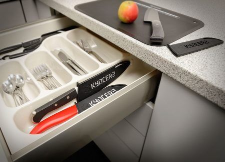 <p><strong><span style="font-size: medium;">KYOCERA Предпазител за керамичен нож</span> </strong><br />• <strong>Дължина:</strong> 18 см <br />• <strong>Подходящ за ножове с дължина  от 16см до 18 см</strong><br />• <strong>Цвят:</strong> черен <br />• <strong>Материал: </strong>пластмаса<br /><strong>Производител: KYOCERA / Япония</strong></p><br />Марка: KYOCERA <br />Модел: Kyocera BG-180<br />Доставка: 2-4 работни дни<br />Гаранция: 2 години