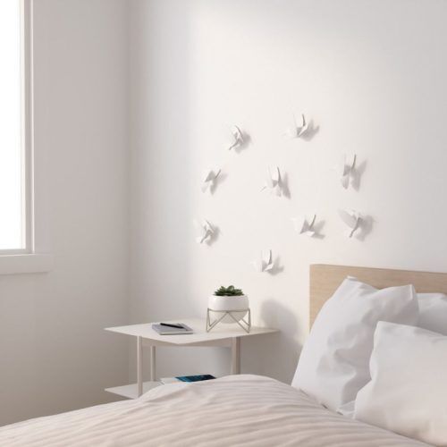<br /><hr><br />Декорът за стена се състои от 9 елемента във формата на птица колибри. Идеален за украса на спалнята, а също така ще бъде приятен и полезен подарък за любим човек. Обемните елементи лесно се залепват върху всяка боядисана или гладка повърхност и ако е необходимо, те могат да бъдат премахнати и използвани отново.