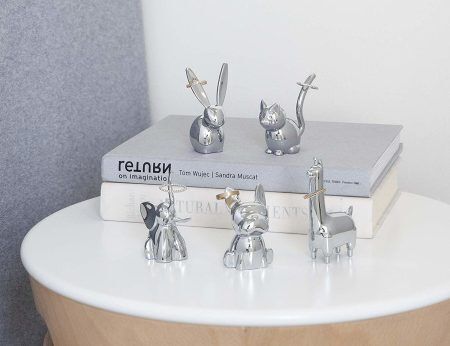 <p><strong>UMBRA Поставка за пръстени “ZOOLA LLAMA“ - лама<br /></strong><strong>• Цвят: </strong>Хром<br />• <strong>Размери: </strong>4,4 х 3,8 х 7,6 см<br />• <strong>Материал: </strong>Метал<br /><strong>Производител: UMBRA / Канада<br /></strong><strong><em>Design: Jenny Sun</em></strong></p><br />Марка: Umbra HK Limited <br />Модел: UMBRA 1012673-158<br />Доставка: 2-4 работни дни<br />Гаранция: 2 години