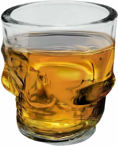 <br /><hr><br /><p>Комплект от 4 бр. стъклени чаши за алкохол с формата на череп. Малки стъклени чаши, подходящи за ракия, водка, уиски, шотове, с различен и уникален 3D дизайн.</p>
<p>Когато налеете питието си в чашата, Вие всъщност го наливате в черепа и той се откроява. Тези чаши могат да поберат по 50 мл. от любимата Ви алкохолна напитка и ще Ви гледат право в очите, докато ги връщате на масата!</p>
<p>Щур подарък за приятел или нестандартна чаша за специални наздравици!</p>
