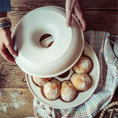 <br /><hr><br /><p>Crown Baker ви позволява да направите пръстен от 8 леки и хрупкави хлебчета. <br />Просто разделете тестото на осем топки, поставете ги в набрашнените кухини, покрийте с капака и поставете във фурната.<br />Във всяка кухина се оформя малка питка хляб, която се свързва с другите, докато се издига и  образува перфектна "корона". <br />Основата на съда и капакът създават правилното ниво на влажност по време на печене, и питките придобиват вкусна, хрупкава коричка. <br />Изпечената "корона" може да се сервира цяла или като отделни питки (те се отделят лесно). <br />С формата CROWN BAKER ,независимо дали печете обикновени хлебни питки, рулца или кифлички, винаги имате гарантиран успех.<br /><br /><object width="600" height="350" data="https://www.youtube.com/v/49ZcXH4Vnhs" type="application/x-shockwave-flash"><param name="data" value="https://www.youtube.com/v/49ZcXH4Vnhs" /><param name="src" value="https://www.youtube.com/v/49ZcXH4Vnhs" /></object></p>