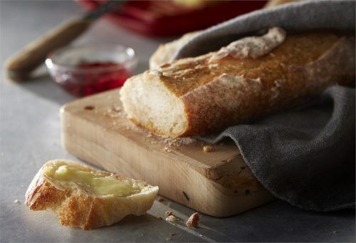 <br /><hr><br /><p>Открийте удоволствието от печенето на хрупкави багети в керамичната форма за печене на Emile Henry. Капакът позволява да се създаде правилната степен на влага, необходима за печене на хляб във фурната.<br /> Дупките в капака  допринасят за образуването на тънка и хрупкава коричка - характерна за добрите френски багети.</p><p> </p><p><object width="600" height="350" data="https://www.youtube.com/v/4_VoiRNiCnM" type="application/x-shockwave-flash"><param name="data" value="https://www.youtube.com/v/4_VoiRNiCnM" /><param name="src" value="https://www.youtube.com/v/4_VoiRNiCnM" /></object></p><p><img src="{{media url="/Bageti_2.jpg"}}" alt="" width="600" /></p>