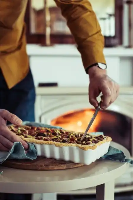 <p><strong>EMILE HENRY Керамична плитка провоъгълна форма за тарт "SLIM RECTANGULAR TART DISH" </strong><br />• <strong>Ръчно изработена от 100% естествени материали<br />• Устойчива на температури: </strong>- 20º С до + 270º С<strong><br />• Равномерно разпределение на топлината<br />• Задържа топлината на ястието по-дълго от обикновените съдове<br />• Висока устойчивост на надраскване <br /></strong>• <strong>Материал:  <span style="color: #ff0000;">HR® Ceramic (High Resistance) <span style="color: #000000;">/ </span></span></strong><span style="color: #ff0000;"><span style="color: #000000;">Високо устойчива керамика</span></span><strong><span style="color: #ff0000;"><span style="color: #000000;"> / </span><br />• <span style="color: #000000;">Без съдържание на олово, кадмий и никел</span><br /><span style="color: #000000;">• Външен размер вкл.дръжките: </span></span></strong><span style="color: #ff0000;"><span style="color: #000000;">36,5 х 15 х 5 см</span></span><span style="color: #ff0000;"><br /><strong><span style="color: #000000;">• Вътрешен размер: </span></strong><span style="color: #000000;">34,5 х 13 х 4</span><span style="color: #000000;"> см<br /></span></span><span style="color: #ff0000;"><span style="color: #000000;">• <strong>Вместимост:</strong> 1,3 литра</span><br /><span style="color: #000000;"><strong>• Тегло: </strong>1,09 кг</span><br /><span style="color: #000000;">• <strong>Цвят: </strong>сиво <strong>-</strong>бежов</span><br /><span style="color: #000000;">• <strong>Подходяща за: </strong>фурна / микровълнова фурна / фризер / съдомиялна машина</span><br /><strong><span style="color: #000000;">Производител: EMILE HENRY / Франция</span></strong></span></p><br />Марка: Emile Henry <br />Модел: EH 6034-95<br />Доставка: 2-4 работни дни<br />Гаранция: 2 години