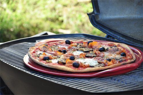 <br /><hr><br /><p>Pizza Stone е изработена от огнеупорна керамика. Тя ви позволява да правите вкусни пици със златиста, хрупкава коричка. <br />Вашата пица ще бъде перфектно изпечена, точно както в традиционна пещ за пица.<br /> За най-добри резултати, предварително загрейте плочата и след това сложете пицата. <br />Гребените на основата, позволяват да преминава въздух под пицата, което спомага за създаването на хрупкава кора.<br /> Повдигнатият ръб отстрани пък не позволява на пицата да се изплъзне, докато я печете и сервирате.  Големите и удобни дръжки помагат лесно да се извади от фурната и да се сервира директно на масата. <br />Керамичната плоча за пица ще поддържа пицата ви гореща по-дълго време на масата. <br />Всички продукти на Emile Henry са произведени във Франция.</p><p> </p><p><object width="600" height="350" data="https://www.youtube.com/v/jx-ndBmm27U" type="application/x-shockwave-flash"><param name="src" value="https://www.youtube.com/v/jx-ndBmm27U" /></object></p>