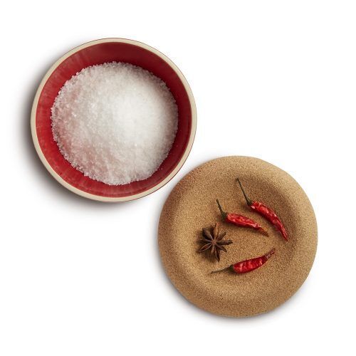 <br /><hr><br /><p>Изработен от естествени материали - керамика и корк - канистерът за сол предпазва от прекомерно овлажняване и помага да не се слепва солта (или захарта). Вдлъбнатият корков капак пък предпазва съдържанието от прах и позволява да се подреждат няколко канистера един върху друг .<br /> С форма на купичка, капакът може да се използва и за поставяне на ядки, малки люти чушки или скилидки чесън. <br />Независимо дали използвате този съд за съхранение на сол, захар, подправки или сушени билки, гланцираната керамична основа не се оцветява, не запазва миризми и е лесна за почистване (можете да миете в съдомиялна машина).<br /> Със стилния си дизайн, канистерът на <strong>EMILE HENRY</strong> седи прекрасно на плота и изглежда добре на масата. <br />Всички продукти на Emile Henry са произведени във Франция.</p>