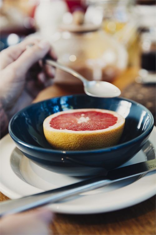 <br /><hr><br />"INDIVIDUAL SALAD BOWL" има естествена, кръгла форма. Тя ви позволява да сервирате на гостите си салата, супа .. или десерт. Може да се използва във фурна, микровълнова, фризер и съдомиялна машинаВсички продукти на Emile Henry са произведени във Франция.