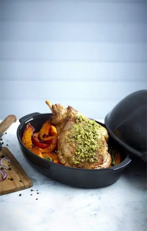 <br /><hr><br /><p>Независимо дали става въпрос за пуйка, пиле или агнешко бутче, "LARGE ROASTER" на EMILE HENRY позволява перфектно готвене на едри домашни птици или друго месо до 5 кг и то без да замърсявате вашата фурна!<br /> Уникалната му форма осигурява отлична топлинна дифузия по време на готвене: месото остава нежно и сочно, а кожата става златиста и хрупкава. Изключително лесна и удобна за употреба, просто поставете печеното директно в центъра на формата, евентуално върху легло с зеленчуци или картофи. Затворете капака и поставете във фурната. <br /> Месото ще бъде перфектно изпечено, а зеленчуците ще се стопят в устата ви!</p><p><object width="600" height="350" data="https://www.youtube.com/v/XjWnCpfbeAI" type="application/x-shockwave-flash"><param name="data" value="https://www.youtube.com/v/XjWnCpfbeAI" /><param name="src" value="https://www.youtube.com/v/XjWnCpfbeAI" /></object></p><p><br /><br /></p><p><img src="{{media url="/file_16.jpg"}}" alt="" width="600" /></p>