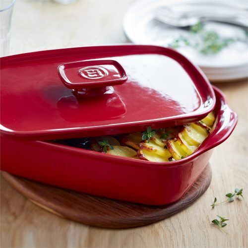 <br /><hr><br /><p>Керамичният капак на Emile Henry можете да използвате като допълнение на керамична тава с номер EH 9650<br />Използвайте капака: <br />- Във фурната  - да изпечете и задушите месо или зеленчуци<br />- На кухненския плот или на масата, за да запазите топло ястието преди да го сервирате <br /> - В хладилника, за да съхраните ястията без нужда от фолио <br />Капакът е с удобна дръжка, върху която има лого на марката.<br /><br /></p><p><img src="{{media url="/EH_005X_Life_Couvercle_Ultime_OvenDishLid_A.jpg"}}" alt="" width="600" /></p>