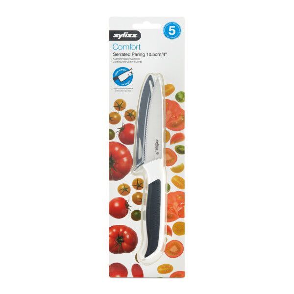 <br /><hr><br /><p><span>Ножът за домати има дължина на острието 10,5 см. и серетация, разработена за рязане на плодове и зеленчуци с жилави обвивки и мека вътрешност, като домати, праскови или киви. Назъбеният режещ ръб и тесният профил означават, че той ще нарязва плодовете и зеленчуците, без да ги смачква.</span></p><p><span>Ергономичната дръжка е проектирана за максимален комфорт при ежедневна употреба. Тя стои удобно в ръката, което позволява здрав и стабилен захват дори при продължителна употреба.</span></p><p><span>Всеки нож има точки за контрол по време на рязане. В основата на острието, при дръжката, е точка за палеца на режещата ръка, която осигурява лесно направляване на ножа, баланс и контрол по време на работа. Точката в горната част на острието е за помощ от свободната ръка, за по-добър контрол при прецизно рязане.</span></p><p><span>Всички ножове се предлагат с предпазител за безопасно съхранение и за защита на острието, когато не се използват.</span></p><p><span><object width="600" height="350" data="https://www.youtube.com/v/H6zfZ4fjZ7A" type="application/x-shockwave-flash"><param name="src" value="https://www.youtube.com/v/H6zfZ4fjZ7A" /></object><br /></span></p>