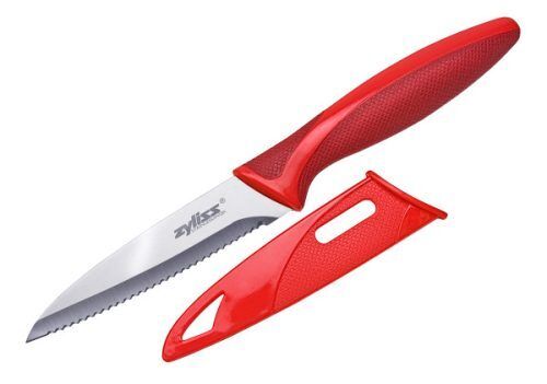 <br /><hr><br /><p>Комплектът от 3 ножа на Zyliss съдържа в себе си трите най-употребявани ножа в кухнята. С него можете да обработвате продукти като плодове, ядки, месо, сирена и зеленчуци за ежедневно хранене, бързи обяди и вкусни десерти. 9 – сантиметровият нож за плодове и зеленчуци, 10 – сантиметровият серетиран нож и 14 – сантиметровият универсален нож се предлагат с протектори, които са в тон с гумираните дръжки и предпазват остриетата при съхранение.</p>