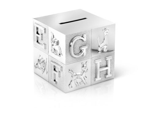 <br /><hr><br />Касичка във формата на куб с букви и фигури на животни.Касичката е в сребрист цвят с гланцово покритие и не изисква полиране и поддръжка. Подходяща за гравиране.