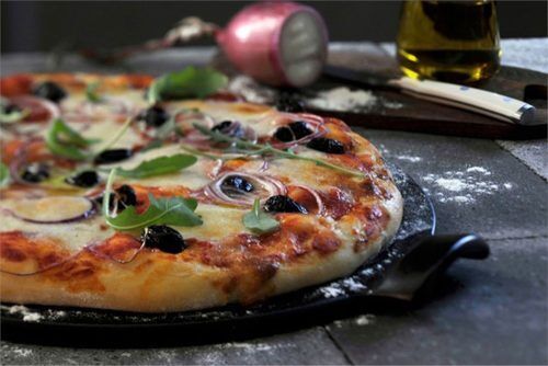 <br /><hr><br /><p>Плочата за пица е предназначена за печене във фурна или на скара, тя е направена от устойчива барбекю керамика  и е с диаметър 36,5 см.<br />С помощта на плочата ще приготвите перфектно изпечена хрупкава пица, точно както в традиционна пещ. <br />В допълнение плочата ще поддържа пицата топла по време на вашето хранене. <br />За оптимални резултати, предварително загрейте плочата за пица във фурната и тогава сложете пицата. Печете във фурната за около 10-12 минути. </p><p><object width="600" height="350" data="https://www.youtube.com/v/jx-ndBmm27U" type="application/x-shockwave-flash"><param name="data" value="https://www.youtube.com/v/jx-ndBmm27U" /><param name="src" value="https://www.youtube.com/v/jx-ndBmm27U" /></object></p>
