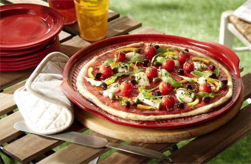 <br /><hr><br /><p>Pizza Stone е изработена от огнеупорна керамика. Тя ви позволява да правите вкусни пици със златиста, хрупкава коричка. <br />Вашата пица ще бъде перфектно изпечена, точно както в традиционна пещ за пица.<br /> За най-добри резултати, предварително загрейте плочата и след това сложете пицата. <br />Гребените на основата, позволяват да преминава въздух под пицата, което спомага за създаването на хрупкава кора.<br /> Повдигнатият ръб отстрани пък не позволява на пицата да се изплъзне, докато я печете и сервирате.  Големите и удобни дръжки помагат лесно да се извади от фурната и да се сервира директно на масата. <br />Керамичната плоча за пица ще поддържа пицата ви гореща по-дълго време на масата. <br />Всички продукти на Emile Henry са произведени във Франция.</p><p> </p><p><object width="600" height="350" data="https://www.youtube.com/v/jx-ndBmm27U" type="application/x-shockwave-flash"><param name="src" value="https://www.youtube.com/v/jx-ndBmm27U" /></object></p>