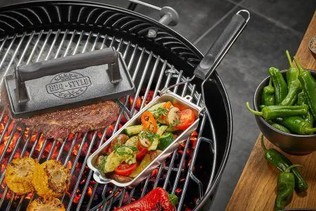 <p><strong>GEFU Тава с дръжка за барбекю “BBQ“<br />• Идеална за скариди, месо, зеленчуци и др<br />• С чучур за изливане<br />• Със сваляща се дръжка<br />• Подходяща за всяко барбекю (за затварящо се използвайте без дръжка)<br />• Не излагайте дръжката на пряка топлина<br />• В комплект с термоустойчива шпатула</strong><br />• <strong>Материал: </strong>висококачествена неръждаема стомана, пластмаса<strong><br /></strong>• <strong>Подходяща за съдомиялна машина<br /></strong>• <strong>Размер:</strong> 38 х 8,5 х 3,8 см (ДхШхВ)<br /><strong>Производител: GEFU / Германия</strong></p><br />Марка: GEFU - GERMANY <br />Модел: GEFU 89482<br />Доставка: 2-4 работни дни<br />Гаранция: 2 години