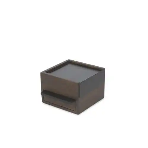 <br /><hr><br /><p>Кутия за бижута Umbra Stowit Mini Design - модерна кутия за бижута със затворени отделения за пръстени, гривни, часовници, колиета, обеци и аксесоари</p><p>Използвайте Umbra Stowit Mini Design, за да съхранявате любимите си бижута и аксесоари. Всяко от чекмеджетата е покрито с подплата, така че Вашите бижута да не се плъзгат и да не се повредят. Елегантният и модерен дизайн на Umbra Stowit Mini Design гарантирано ще украсява всеки скрин, нощно шкафче и бюро. На каквато и повърхност да поставите Umbra Stowit Mini Design, гумените ѝ крачета ще я предпазват от надраскване и няма да позволяват на кутията да се движи при отваряне на чекмеджетата.</p><p>Umbra Stowit Mini Design има чекмеджета с различни размери и скрити отделения за бижута за бижута и други аксесоари.</p><p>Вашите бижута се съхраняват безопасно в умело скритите отделения за бижута.</p><p><object width="620" height="350" data="https://www.youtube.com/v/-9k0IaKOIAY" type="application/x-shockwave-flash"><param name="src" value="https://www.youtube.com/v/-9k0IaKOIAY" /></object></p><p><object width="620" height="350" data="https://www.youtube.com/v/ZXoyH1-E-2w&feature" type="application/x-shockwave-flash"><param name="src" value="https://www.youtube.com/v/ZXoyH1-E-2w&feature" /></object></p>