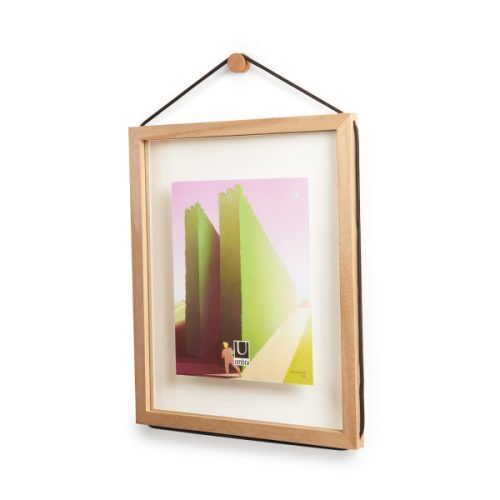 <br /><hr><br /><p>Атрактивна фото рамка, вдъхновена от сложните шевици върху тъканите в миналото, направена, за да украсява стените във Вашия дом. Тази уникална рамка държи снимката между два стъклени панела, което Ви позволява да излагате снимки с различни размери – 20х25 см. или 28х35 см. Изработена е от дърво Пауловния в естествен цвят, обвита с черен шнур, който сякаш е изтъкан от плат.</p><p>Може да бъде окачвана вертикално и хоризонтално.</p>