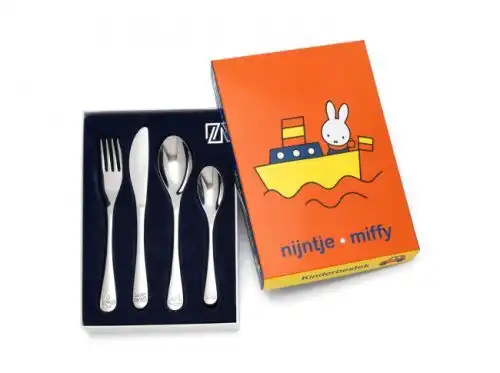 <br /><hr><br /><p>Детски прибори за хранене с световноизвестния Miffy, първоначално рисуван от Дик Бруна. Темата на този комплект са превозни средства и върху различните прибори виждаме лодка, влак, кола и самолет. Да се научиш да ядеш никога не е било толкова забавно! Приборите за хранене са изработени от неръждаема стомана 18/10 и могат да се мият в съдомиялна машина. Всички прибори са гравирани.</p>