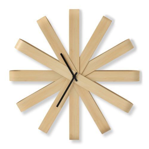 <br /><hr><br /><p>Този модерен дизайнерски часовник е изработен от огъната букова дървесина  във форма на сгънати панделки. <br />Неговите контрастиращи стрелки ( за час и минути) Ви улесняват в определянето на часа. <br />Огънатата дървесина на RIBBONWOOD е част от сложен и скъп процес.<br />RIBBONWOOD работи с безшумен кварцов механизъм, осигуряващ прецизна работа на часовника. <br />Настройването и монтирането на RIBBONWOOD отнема само минути. Необходима ви е 1бр батерия АА.</p>