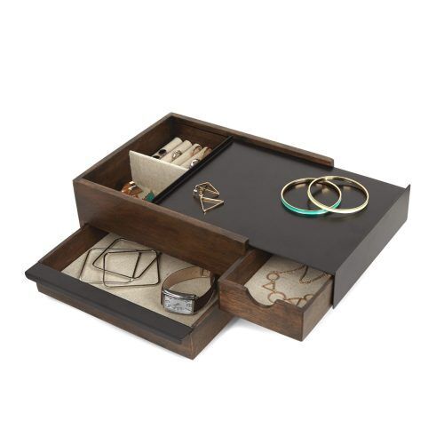 <br /><hr><br /><p>Кутия за бижута Stowit - модерна кутия за бижута със затворени отделения за пръстени, гривни, часовници, колиета, обеци и аксесоари</p><p>Използвайте кутията за бижута Umbra Stowit, за да съхранявате любимите си бижута и аксесоари. Всяко от чекмеджетата е покрито с подплата, така че Вашите бижута да не се плъзгат и да не се повредят. Елегантният и модерен дизайн на кутията за бижута гарантирано ще украсява всеки скрин, нощно шкафче и бюро. На каквато и повърхност да поставите кутията за бижута, гумените ѝ крачета ще я предпазват от надраскване и няма да позволяват на кутията да се движи при отваряне на чекмеджетата.</p><p>Кутията за бижута Umbra Stowit има чекмеджета с различни размери и скрити отделения за бижута и други аксесоари.</p><p>Вашите бижута се съхраняват безопасно в умело скритите отделения.</p><p><object width="620" height="350" data="https://www.youtube.com/v/1Szbu8QjQ4c" type="application/x-shockwave-flash"><param name="src" value="https://www.youtube.com/v/1Szbu8QjQ4c" /></object></p>