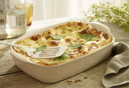 <p><span style="color: #000000;"><strong>EMILE HENRY Керамична провоъгълна тава за печене "RECTANGULAR OVEN DISH"</strong></span><br /><span style="color: #000000;">• <strong>Ръчно изработена от 100% естествени материали<br />• Устойчива на температури: </strong>- 20º С до + 270º С<strong><br />• Равномерно разпределение на топлината<br />• Задържа топлината на ястието по-дълго от обикновените съдове<br />• Висока устойчивост на надраскване <br /></strong>• </span><strong><span style="color: #000000;">Материал:</span>  <span style="color: #ff0000;">HR® Ceramic (High Resistance) <span style="color: #000000;">/</span></span></strong><span style="color: #ff0000;"><span style="color: #000000;"> Високо устойчива керамика</span></span><strong><span style="color: #ff0000;"><span style="color: #000000;"> / </span><br /><span style="color: #000000;">• Без съдържание на олово, кадмий и никел</span><br /><span style="color: #000000;">• Външен размер вкл.дръжките: </span></span></strong><span style="color: #ff0000;"><span style="color: #000000;">36,5 х 23,5 х 7,5 см</span></span><span style="color: #ff0000;"><br /><strong><span style="color: #000000;">• Вътрешен размер: </span></strong><span style="color: #000000;">30 х 22 х 6 см<br /></span></span><span style="color: #ff0000;"><span style="color: #000000;">• <strong>Вместимост:</strong> 2,7 литра</span><br /><span style="color: #000000;"><strong>• Тегло: </strong>1,8 кг</span><br /><span style="color: #000000;">• <strong>Цвят: </strong>жълг</span><br /><span style="color: #000000;">• <strong>Подходяща за: </strong>фурна / микровълнова фурна / фризер / съдомиялна машина</span><br /><strong><span style="color: #000000;">Производител: EMILE HENRY / Франция</span></strong></span></p><br />Марка: Emile Henry <br />Модел: EH 9652-90<br />Доставка: 2-4 работни дни<br />Гаранция: 2 години