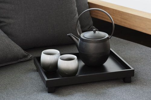 <br /><hr><br /><p>Направете сервирането на чай още по-приятно с тази вдъхновена от японската чайна култура табла за сервиране от бамбук. Комбинирайте подноса с чугунен чайник и подходящи чаши и Вашата азиатска чаена церемония е завършена.</p>