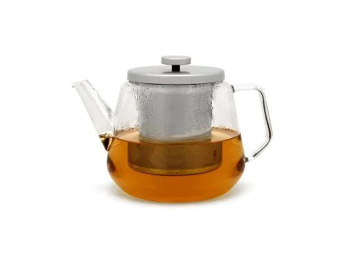<br /><hr><br /><p>Комплектът за чай Bari се състои от стъклен чайник и приставка за подгряване. Елегантният дизайн придава на комплекта модерен външен вид и излъчване. Чайникът е изработен от едностенно боросиликатно стъкло, което има по-дълъг живот от повечето видове стъкло и е топлоустойчиво. Използвайте филтъра от неръждаема стомана за насипен чай и поставете чаена свещ в поставката за подгряване, за да запазите чая си хубав и топъл за по-дълго. Чайникът е с вместимост 1,5 литра, което е еквивалентно на 6 чаши.</p>