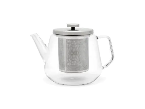 <br /><hr><br /><p>Комплектът за чай Bari се състои от стъклен чайник и приставка за подгряване. Елегантният дизайн придава на комплекта модерен външен вид и излъчване. Чайникът е изработен от едностенно боросиликатно стъкло, което има по-дълъг живот от повечето видове стъкло и е топлоустойчиво. Използвайте филтъра от неръждаема стомана за насипен чай и поставете чаена свещ в поставката за подгряване, за да запазите чая си хубав и топъл за по-дълго. Чайникът е с вместимост 1,5 литра, което е еквивалентно на 6 чаши.</p>