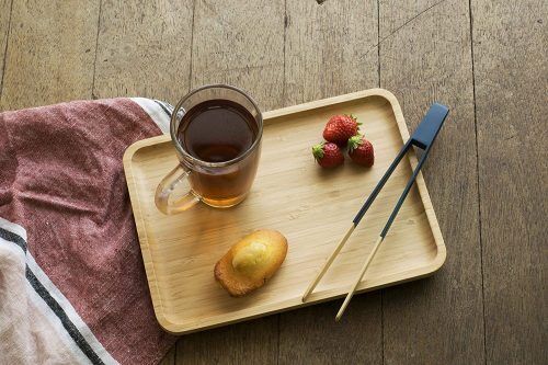 <br /><hr><br /><p><span>Таблата за сервиране от естествен бамбук Pebbly е отличен помощник с пренасянето на Вашите ястия от кухнята до масата! Здрава и естетична, тя може да бъде адаптиран за много приложения и подхожда на всички интериорни стилове, благодарение на своята простота.</span><br /><span>Тази табла от естествен бамбук, проектирана от марката Pebbly, е идеална за сервиране на Вашите ястия или кафе, заради извитите ръбове, с които улеснява захвата и спира плъзгането на предмети. Нейната голяма повърхност Ви позволява да подредите няколко предмета като чинии, чаши и купи. Благодарение на простия си и изискан дизайн, бамбуковата табла Pebbly ще се впише във всяка кухня, независимо от нейния стил. Можете да я използвате по много начини: може би като поднос за пред телевизора, за закуска в леглото или за кафе на терасата. Бамбуковата табла Pebbly може да се използва и като декоративен елемент на кухненския плот или маса. За да се улесни съхранението, тази табла от естествен бамбук е проектирана да може да стои вертикално, за да заема минимално място във Вашата кухня.</span><br /><span>Таблата за сервиране от естествен бамбук е произведена от бамбукови стъбла и е екологична. Кантът е направен с боя, подходяща за контакт с храна.</span><br /><br /></p>