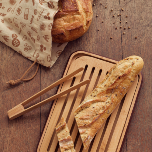 <br /><hr><br /><p>Комплект за хляб е създаден за любителите на хляба. От закупуването на Вашия хляб, до нарязване и съхранение, този комплект ще бъде невероятно полезен всеки ден.<br />Дъската от комплекта за хляб има кантове в шоколадов цвят. Този много модерен нюанс ще внесе топла и елегантна нотка на Вашите маса или работен плот. Изключително практична, има прорез за по-лесно повдигане на решетката за събиране на трохите. Щипките за тост са направени от естествен бамбук, така че можете лесно да вземете тоста си от тостера, без да изгорите пръстите си. Торбата за хляб от органичен памук е идеална за носене и съхранение на хляб за по-дълго.<br />Бамбукът, използван за аксесоарите на Pebbly, идва от региона Фуджиан близо до бамбуковите полета в Източен Китай. Ръчно изработен, всеки продукт е напълно уникален. Бамбукът има няколко предимства, които го правят идеален за използване в кухнята. Той е водоустойчив, което означава, че не абсорбира влагата от храна или почистване, което му позволява да издържи дълго време. Освен това бамбукът има отлични екологични качества, тъй като е трева, която изисква малко поливане и може да се бере няколко пъти за една година.<br />Органичният памук, използван за торбата за хляб, е сертифициран по GOTS, това е най-безопасният етикет за органичен памук. Сертификатът „<span>Global Organic Textile Standard</span>“ интегрира социални и екологични фактори.</p>