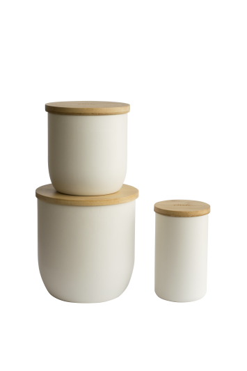 <br /><hr><br /><p>Металният канистер на Pebbly е подходящ за съхрание на чай, кафе, захар и други сухи храни… Непрозрачен: идеален за съхранение на светлочувствителни продукти. Капакът е малко по-голям от кутията, за по-лесно отваряне. Силиконовото уплътнение на капака Ви гарантира херметично затваряне. Съчетайте тези нови канистери с нашите кофа за компост и кутия за хляб, от същият материал и в същия цвят.</p>