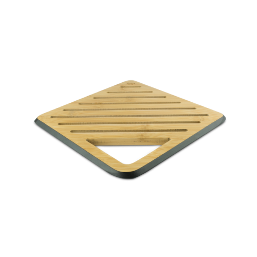 <br /><hr><br /><p>Подложката от естествен бамбук Pebbly е с квадратна форма и има вентилационни отвори за лесно отвеждане на топлината. Голям триъгълен прорез в един от четирите ъгъла Ви позволява да окачите тази бамбукова подложка на стената в кухнята си и така винаги да Ви е под ръка. При сервиране дебелината ѝ Ви позволява да предпазите Вашите маса или работен плот от източници на топлина. Освен функционална, тази бамбукова подложка е и много естетична. Идеално е да я поставите на масата си като подложка за горещо ястие или като декорация за поставяне на купа за салата.<br />Подложката Pebbly Natural Bamboo е направена изцяло от бамбук. Този материал има няколко предимства, включително екологичност и висока устойчивост на влага и топлина. Качествата на бамбуковата поставка Pebbly Ви гарантират трайна и екологично отговорна употреба, идеална за готвене или сервиране.<br />Бамбукът, използван за направата на тази подложка, се добива в района на Фуджиан близо до бамбуковите гори в Източен Китай. Това растение е много икономично на вода и расте бързо, като дава реколта до 5 пъти годишно. Всеки продукт се изработва в работилници, в които бамбукът се оформя ръчно. Така всеки продукт от естествен бамбук е уникален.</p>