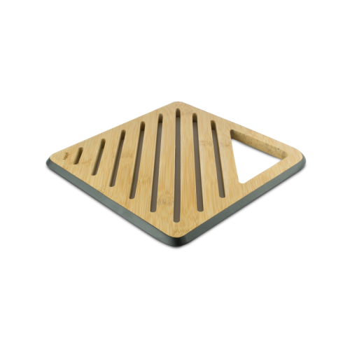 <br /><hr><br /><p>Подложката от естествен бамбук Pebbly е с квадратна форма и има вентилационни отвори за лесно отвеждане на топлината. Голям триъгълен прорез в един от четирите ъгъла Ви позволява да окачите тази бамбукова подложка на стената в кухнята си и така винаги да Ви е под ръка. При сервиране дебелината ѝ Ви позволява да предпазите Вашите маса или работен плот от източници на топлина. Освен функционална, тази бамбукова подложка е и много естетична. Идеално е да я поставите на масата си като подложка за горещо ястие или като декорация за поставяне на купа за салата.<br />Подложката Pebbly Natural Bamboo е направена изцяло от бамбук. Този материал има няколко предимства, включително екологичност и висока устойчивост на влага и топлина. Качествата на бамбуковата поставка Pebbly Ви гарантират трайна и екологично отговорна употреба, идеална за готвене или сервиране.<br />Бамбукът, използван за направата на тази подложка, се добива в района на Фуджиан близо до бамбуковите гори в Източен Китай. Това растение е много икономично на вода и расте бързо, като дава реколта до 5 пъти годишно. Всеки продукт се изработва в работилници, в които бамбукът се оформя ръчно. Така всеки продукт от естествен бамбук е уникален.</p>