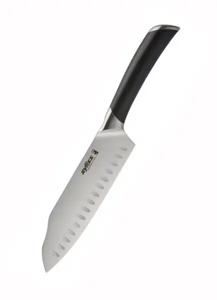 <br /><hr><br /><p>Ножът Santoku е японската версия на нож на майстора. Той е идеален за нарязване на зеленчуци, а широкото острие работи добре за загребване на нарязана храна от дъската. Santoku може да се използва и за нарязване на месо и има тесен гръб за правене на тънки филийки. Широкото острие може да се използва за загребване и пренасянето на нарязани на кубчета зеленчуци или други съставки в тенджера или купа, а също така е добро за смачкване на чесън. Какъвто и да е вашият стил на рязане, Zyliss Comfort Santoku ще се справи добре с всички техники.</p><p>Ергономичната дръжка е проектирана за максимален комфорт при ежедневна употреба. Тя стои удобно в ръката, което позволява здрав и стабилен захват дори при продължителна употреба.</p><p>Всеки нож има точки за контрол по време на рязане. В основата на острието, при дръжката, е точка за палеца на режещата ръка, която осигурява лесно направляване на ножа, баланс и контрол по време на работа. Точката в горната част на острието е за помощ от свободната ръка, за по-добър контрол при прецизно рязане.</p><p><object width="620" height="350" data="https://www.youtube.com/v/-HrHVXM3XaE" type="application/x-shockwave-flash"><param name="src" value="https://www.youtube.com/v/-HrHVXM3XaE" /></object></p>