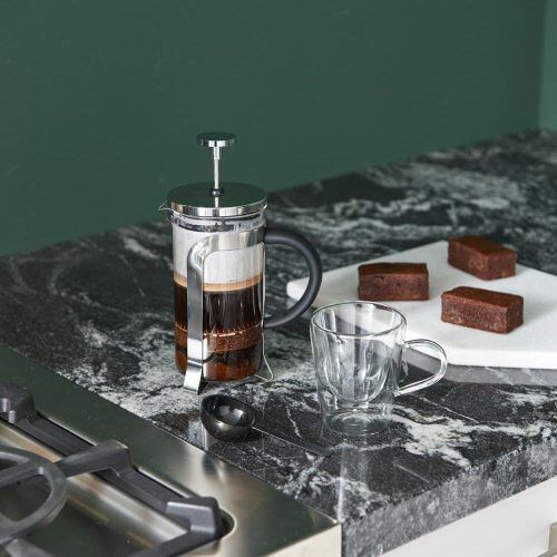 <br /><hr><br /><p><span>Определете сами времето за приготвяне на кафе или чай и силата на аромата им с тази стилна стоманена френска преса. Изработена от стомана и боросиликатно стъкло, пресата е подходяща за почистване в съдомиялна машина.</span></p>