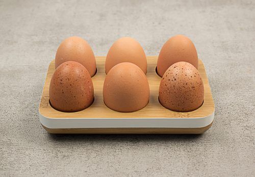 <p><strong>PEBBLY Бамбукова поставка за 6 яйца с бял кант</strong><br /><strong>• Материал:</strong> бамбук<br /><strong>• С бял кант</strong><br /><strong>• Размер: </strong>17,5 х 12 см<br /><strong>• Не е подходяща за съдомиялна машина<br />Производител: PEBBLY / Франция<br /></strong><br /><img src="{{media url="/Untitled-3_2.jpg"}}" alt="" width="200" /><strong><br /></strong></p><br />Марка: PEBBLY <br />Модел: PEBBLY NBA108<br />Доставка: 2-4 работни дни<br />Гаранция: 2 години