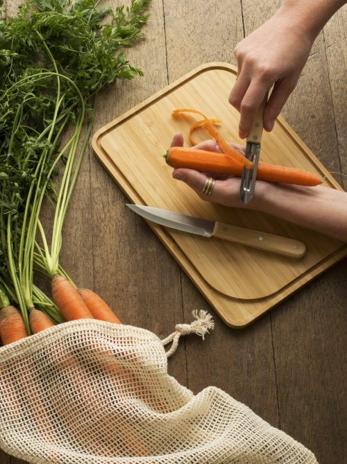 <br /><hr><br /><p>Комплектът за готвене е полезен за всички Ваши ежедневни приготовления: той се състои от малка бамбукова дъска, практична мрежеста торбичка от органичен памук за транспортиране и съхранение на зеленчуци, малък нож за чистене и рязане и белачка с дръжка от естествен бамбук. Бамбуковата дъска има канал и кладенец за събиране на соковете от плодове, зеленчуци или месо при рязане. Изработена от естествен бамбук, тя е едновременно издръжлива, но стои елегантно върху работен плот или маса за хранене. Чантата от органичен памук е идеална за съхранение на плодове или зеленчуци, тъй като мрежестата ѝ структура позволява по-добра вентилация<br />Екологично бамбукът има много предимства, които го правят идеален материал за кухнята. Бамбукът расте без торове или пестициди и може да се бере до 5 пъти годишно. Това растение се регенерира. Бамбуковите предмети са много издръжливи във времето и устойчиви на влага. В края на живота си те могат да бъдат поставени в компост, тъй като това е изцяло естествен материал.</p>