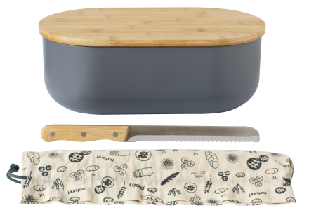 <p><strong>PEBBLY Кутия за хляб с дъска, нож и тобичка за хляб - тъмносива</strong><br /><strong>• Материали:</strong><span> бамбук, стомана, органичен памук</span><br /><strong>• Комплектът съдържа:<br /></strong><span> - Кутия за хляб - 36 х 20 х 13  см.</span><br /><span> - Бамбуков капак/дъска - 34,7 х 19,5 х 2 см.</span><br /><span> - Нож за хляб</span><br /><span> - Торбичка от органичен памук </span><strong><strong><strong><br />• Капакът/дъската и ножът не са подходящи за съдомиялна машина</strong></strong><br /></strong><strong>Производител: PEBBLY / Франция</strong></p><br />Марка: PEBBLY <br />Модел: PEBBLY NBA195<br />Доставка: 2-4 работни дни<br />Гаранция: 2 години