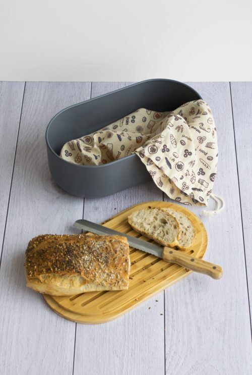 <br /><hr><br /><p>Кутия за хляб Pebbly се състои от метален контейнер с кремав цвят, бамбуков капак (който също така функционира като дъска!) и торба за хляб от органичен памук. За да намалим опаковането, тази кутия за хляб ще Ви бъде доставена директно опакована в торбата за хляб.<br />С цел нулеви отпадъци, ние сме помислили за кутия за хляб, която да транспортира хляба, да го нарязва, предпазва и съхранява за по-дълго! Нейният уникален и изискан дизайн Ви позволява да я оставите на работния плот или кухненската маса. Нов, елегантен и практичен предмет за Вашата кухня, който може да съхранява хляб, мъфини, сухари или питки. Бамбуковият капак може да служи както като дъска, така и като капак, каквото Ви е необходимо.<br />Нашата кутия за хляб е изработена от метал и бамбук, два материала, които предпазват от влагата (която може бързо да развали хляба) и ефективно запазва храната. Освен това се почиства лесно – изисква се само избърсване с мека кърпа! Бамбуковият капак е по-голям от кутията, за да се улесни хващането му.</p>